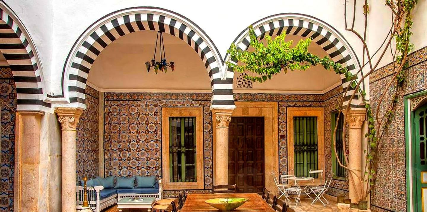 Intérieur tunisien moderne avec arche traditionnelle